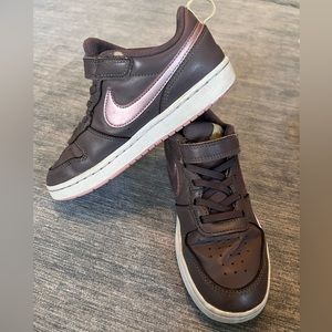 Nike Kids' Grade School Court Borough Low 2 Shoes size 2.5Y